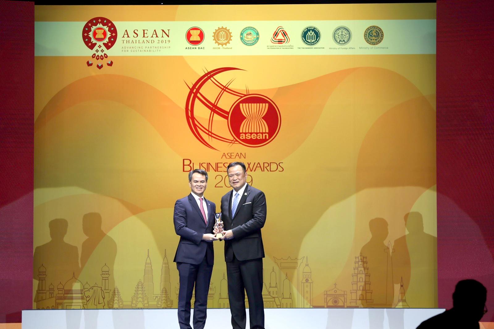 Ông Lê Đức Phong – Tổng Giám đốc Công ty Cổ phần Daeha nhận giải thưởng từ Ngài Anutin Charnvirakul – Phó Thủ tướng Vương quốc Thái Lan